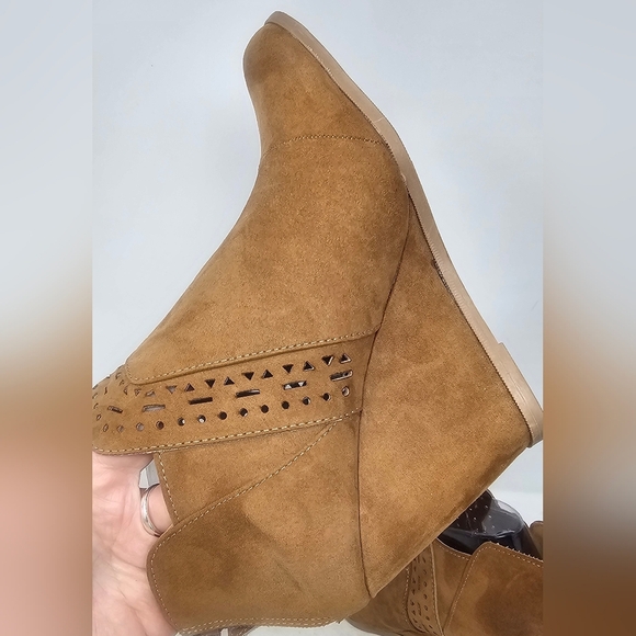 Maurices Women's Daisey Perforated Wedge Ankle Zip Bootie Tan Faux Suede Size 11 - Picture 6 of 14
